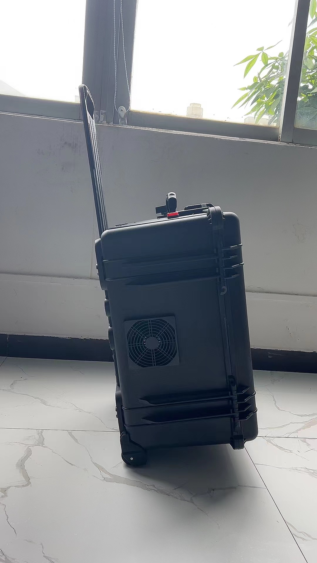 横山手拉箱型移动通信干扰器